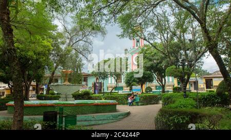 San Pedro de Vilcabamba, Loja / Equateur - 2 avril 2019: Vue sur le parc central avec l'église de Vilcabamba en arrière-plan. Le village est situé Banque D'Images