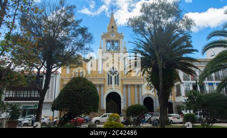 Inmaculada Concepcion Loja, Loja / Equateur - Mars 30 2019: Vue de face de l'église de la cathédrale de Loja en face du parc central Banque D'Images