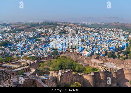 Vue du fort Mehrangarh sur la 'ville bleue' de Jodhpur, Rajasthan, Inde Banque D'Images