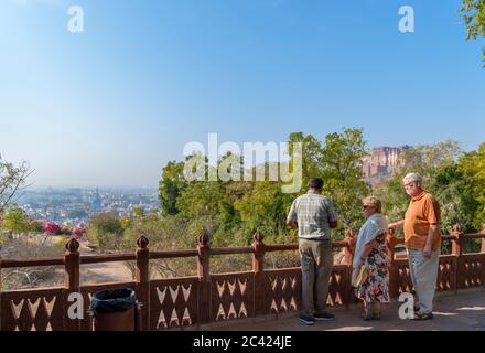 La ville de Jodphur et le fort Mehrangarh vu des jardins de Jaswant Thada, un cénotaphe juste à l'extérieur de la ville de Jodhpur, Rajasthan, Inde Banque D'Images