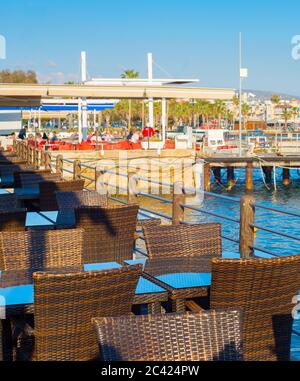 Restaurant La mer à Paphos marina au coucher du soleil. Chypre Banque D'Images