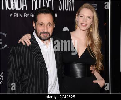 30 décembre 2016: Peter Antico et Cynthia Kirchner assistent au projection de ''par les yeux de mon Père: L'histoire Ronda Rousey'' au Théâtre chinois TCL 6 le 30 décembre 2016 à Hollywood, Californie. (Image crédit : © Billy Bennight/ZUMA Wire) Banque D'Images