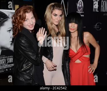 30 décembre 2016: Tanna Frederick, Rachel McCord et Bai Ling assistent au projection de ''par les yeux de mon Père: L'histoire Ronda Rousey'' au TCL Chinese Theatre 6 le 30 décembre 2016 à Hollywood, Californie. (Image crédit : © Billy Bennight/ZUMA Wire) Banque D'Images