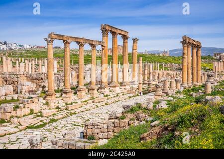Jerash, Jordanie. Rue de colonnaded à l'intérieur de la ville antique. Banque D'Images