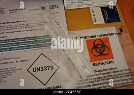 Les premières lettres d'invitation ont été envoyées au hasard NHS patients enregistrés avec un GP.Ipsos MORI et Imperial College London ont choisi des milliers de personnes au hasard pour recevoir un covid à la maison - 19 test d'écouvillon, ceci est pour aider à évaluer combien de virus circule dans le pays y compris dans les personnes qui ne pas avoir de symptômes . Banque D'Images