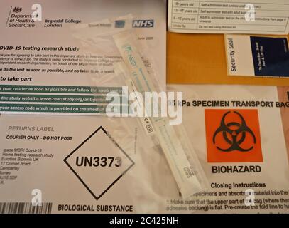 Les premières lettres d'invitation ont été envoyées au hasard NHS patients enregistrés avec un GP.Ipsos MORI et Imperial College London ont choisi des milliers de personnes au hasard pour recevoir un covid à la maison - 19 test d'écouvillon, ceci est pour aider à évaluer combien de virus circule dans le pays y compris dans les personnes qui ne pas avoir de symptômes . Banque D'Images