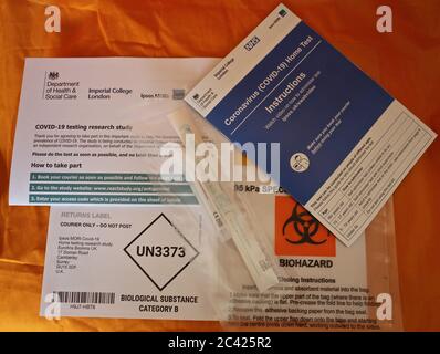 Les premières lettres d'invitation ont été envoyées au hasard NHS patients enregistrés avec un GP.Ipsos MORI et Imperial College London ont choisi des milliers de personnes au hasard pour recevoir un covid à la maison - 19 test d'écouvillon, ceci est pour aider à évaluer combien de virus circule dans le pays y compris dans les personnes qui ne pas avoir de symptômes . Banque D'Images