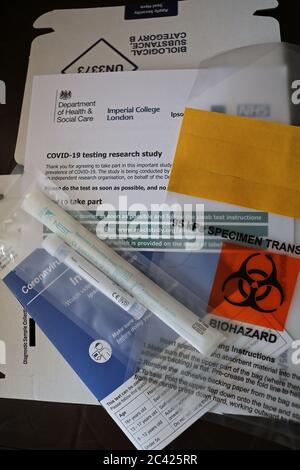 Les premières lettres d'invitation ont été envoyées au hasard NHS patients enregistrés avec un GP.Ipsos MORI et Imperial College London ont choisi des milliers de personnes au hasard pour recevoir un covid à la maison - 19 test d'écouvillon, ceci est pour aider à évaluer combien de virus circule dans le pays y compris dans les personnes qui ne pas avoir de symptômes . Banque D'Images