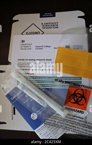 Les premières lettres d'invitation ont été envoyées au hasard NHS patients enregistrés avec un GP.Ipsos MORI et Imperial College London ont choisi des milliers de personnes au hasard pour recevoir un covid à la maison - 19 test d'écouvillon, ceci est pour aider à évaluer combien de virus circule dans le pays y compris dans les personnes qui ne pas avoir de symptômes . Banque D'Images