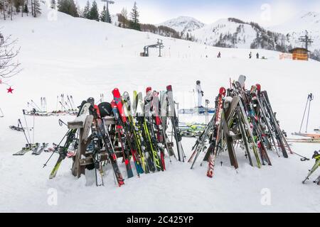 Saalbach, Autriche - 5 mars 2020 : nombreux skis et snowboards près du restaurant sur la piste, Alpes autrichiennes Banque D'Images