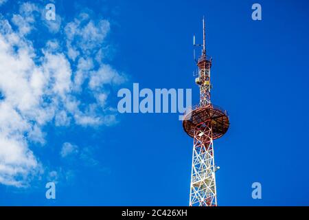 Antenne TV contre un ciel bleu avec espace de copie. Concept de l'industrie de la radiodiffusion et des télécommunications. Banque D'Images