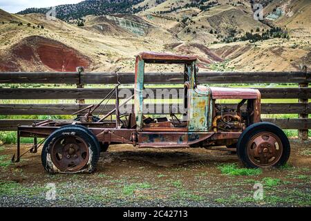 Épave vieille et rouillée d'un camion de ferme, Cne Ranch, Oregon, États-Unis. Banque D'Images
