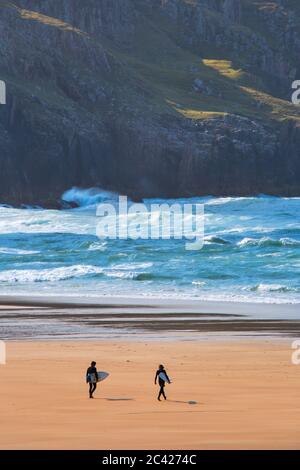 [Île de Lewis, Hébrides extérieures - août 2019] Surfers à Cliff Beach par une journée d'été venteuse, île de Lewis, Hébrides extérieures Banque D'Images