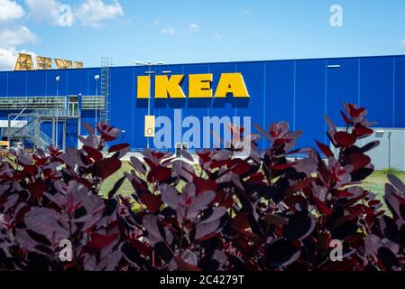 Logo IKEA et signe à l'arrière du bâtiment du magasin commercial à Sofia Bulgarie, Europe de l'est, Balkans, UE Banque D'Images