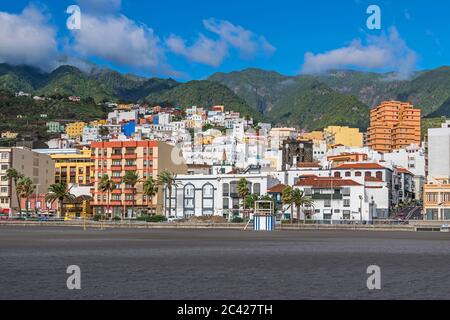 Santa Cruz de la Palma, Espagne - 12 novembre 2019 : boulevard Avenida Maritima, plage Playa del Malecon et montagnes en arrière-plan Banque D'Images