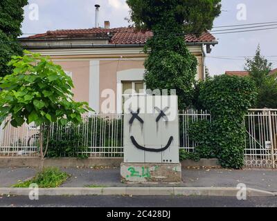 Simple smiley visage graffiti art sur la boîte électrique dans la rue, Cluj-Napoca, Roumanie Banque D'Images