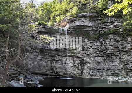 Roches massives et une vue sur la vallée à Minnewaska State Park Réserver Upstate NY en été. Banque D'Images