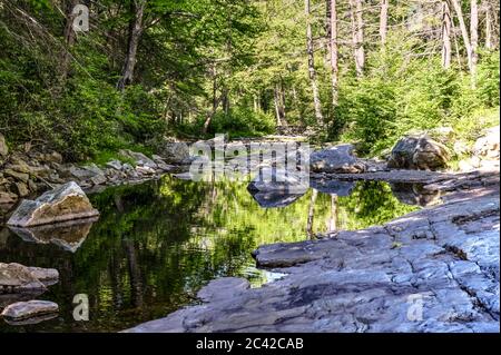 Roches massives et une vue sur la vallée à Minnewaska State Park Réserver Upstate NY en été. Banque D'Images