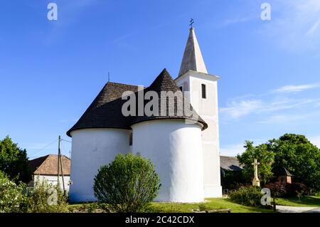 Église blanche dans un environnement vert Banque D'Images