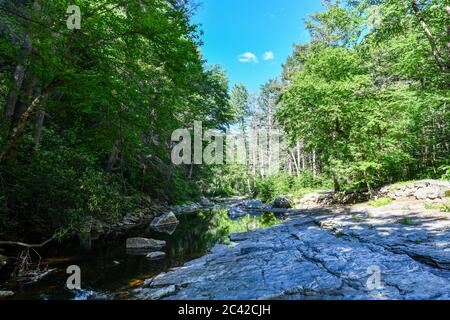 Roches massives et une vue sur la vallée à Minnewaska State Park Réserver Upstate NY en été. Banque D'Images