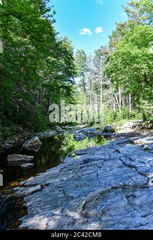 Roches massives et une vue sur la vallée à Minnewaska State Park Réserver Upstate NY en été. Banque D'Images