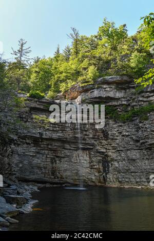 Roches massives et une vue sur la vallée à Minnewaska State Park Réserver Upstate NY en été. Banque D'Images