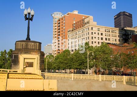 Pont Roberto Clemente (pont de la 6e rue) au-dessus de la rivière Allegheny, Pittsburgh, Pennsylvanie, États-Unis Banque D'Images