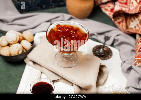 Confiture et biscuits au beurre sur la nappe blanche Banque D'Images
