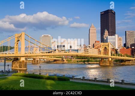Pont Andy Warhol (pont de la 7e rue) et rivière Allegheny, Pittsburgh, Pennsylvanie, États-Unis Banque D'Images