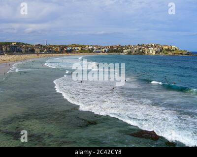 Vue sur la plage de Bondi à Sydney, en Australie. Bondi Beach est l'une des plages les plus célèbres au monde. Banque D'Images