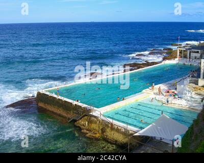 Sydney, Australie - 4 mars 2006 : piscines d'eau salée à la plage de Bondi à Sydney, Australie. Bondi Beach est l'une des plages les plus célèbres au monde. Banque D'Images