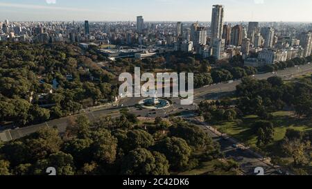 Vue aérienne sur la grande avenue vide et rond-point entre les parcs publics et les jardins, pendant le coucher du soleil et la quarantaine due au coronavirus Banque D'Images