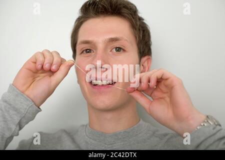 L'homme de la soie dentaire Les dents Banque D'Images