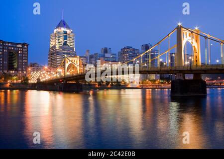 Pont Roberto Clemente (pont de la 6e rue) au-dessus de la rivière Allegheny, Pittsburgh, Pennsylvanie, États-Unis Banque D'Images
