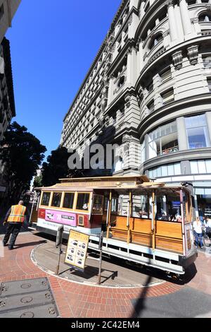 San Francisco, CA, États-Unis - 19 septembre 2017 : téléphérique historique emblématique de San Francisco, servant à Powell & hyde Street Line, tourne autour de moi Banque D'Images