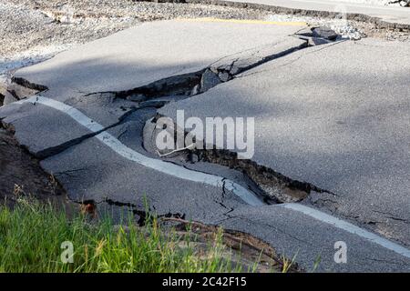 Route endommagée par une inondation près de Sanford, MI, États-Unis, le 11 juin 2020, la culasse originale du barrage et l'inondation se sont produites le 20 mai 2020 par James D Coppinger/Dembinsky photo Banque D'Images