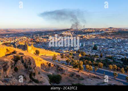 Vue sur Fès depuis les tombes du Marinid. En arrière-plan, vous pouvez voir les colonnes de fumée des fours à briques Banque D'Images