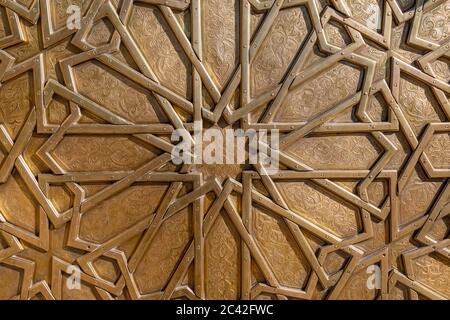 Porte en laiton du palais royal de Fès. Les portes en bois du mur autour du palais royal entre 1961 et 1968 sont décorées de travaux en laiton Banque D'Images