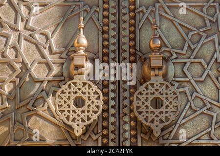 Porte en laiton du palais royal de Fès, Oulad Tayeb, Maroc Banque D'Images