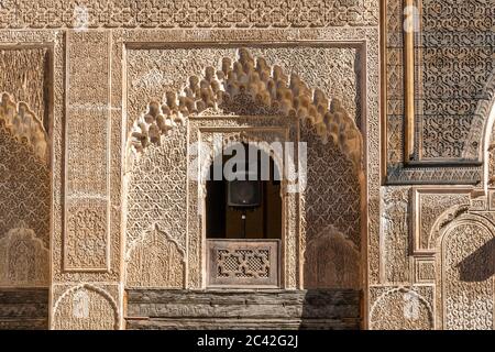 Calligraphie et décoration zellij sur le mur à Medersa Bou Inania. Avec les carreaux de terre cuite émaillés zellij typiquement marocains, les mosaïques à petite échelle sont posées à l'aide de la technique Girik Banque D'Images