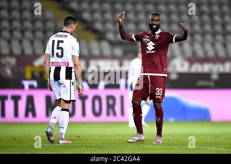 Turin, Italie. 23 juin 2020. TURIN, ITALIE - 23 juin 2020 : Nicolas Nkoulou du FC de Turin gestes pendant la série UN match de football entre le FC de Turin et le Calcio d'Udinese. (Photo de Nicolò Campo/Sipa USA) crédit: SIPA USA/Alay Live News Banque D'Images