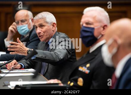 De gauche à droite, le Dr Robert Redfield, directeur des centres de contrôle et de prévention des maladies; le Dr Anthony Fauci, directeur de l'Institut national des allergies et des maladies infectieuses, le Dr Brett P. Giroir, secrétaire adjoint à la Santé, ministère de la Santé et des Services sociaux des États-Unis; Et le Dr Stephen M. Hahn, commissaire de la Food and Drug Administration américaine; témoigner lors d'une audience du comité américain de l'énergie et du commerce à la Chambre sur la réponse de l'administration Trump à la pandémie COVID-19, à Capitol Hill, à Washington, DC, le mardi 23 juin 2020. Crédit : Kevin Dietsch/Pool via CNP | u Banque D'Images