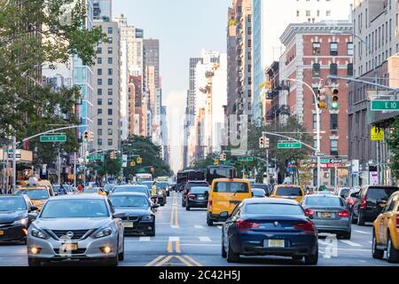 NEW YORK CITY, USA 2017: Third Avenue est bondée de voitures lors d'un embouteillage dans le quartier East Village de Manhattan à New York. Banque D'Images