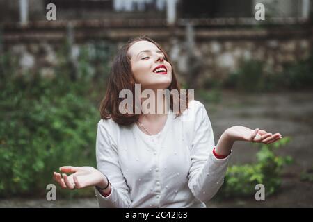 Young woman smiling in the rain Banque D'Images