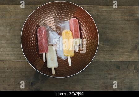 Crème glacée à base de popsicles sucrées sur la table Banque D'Images
