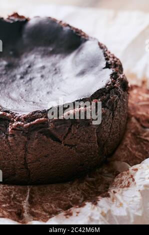 Gros plan sur le gâteau au chocolat basque Banque D'Images