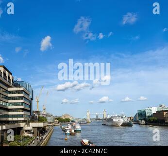 Londres, Royaume-Uni - 31 juillet 2017 : Panorama de Londres. Tower Bridge, rivière Thames, dans le nord du bâtiment Shell, Custom House. Lumière du soir Banque D'Images