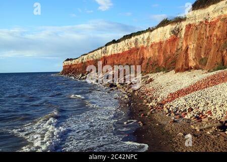 Old Hunstanton Cliffs, High Tide, Carstone, craie, rayures, rayures, mer du Nord, The Wash, Norfolk, Angleterre, Royaume-Uni Banque D'Images