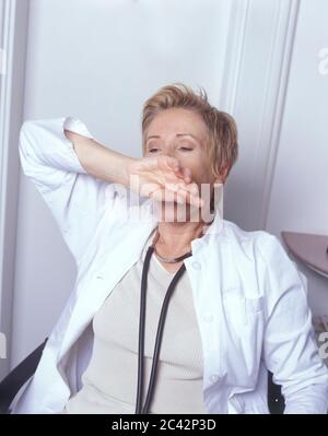 La femme médecin se penche et nains - détente - cabinet du médecin Banque D'Images