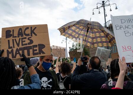 Des manifestants tenant des pancartes avec les mots « Black Lives Matter » lors de l'assemblée de protestation en solidarité avec le mouvement BLM. Banque D'Images